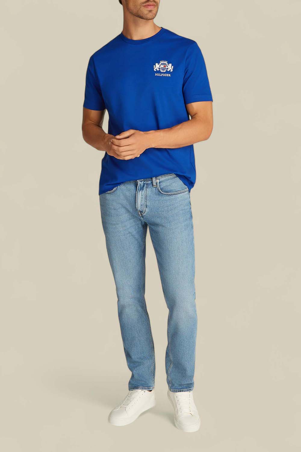 תמונת כל הלוק של חולצת טי